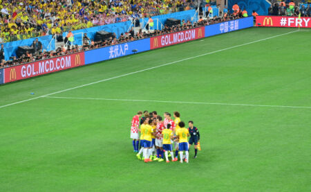 他的缺席对 他的缺席对